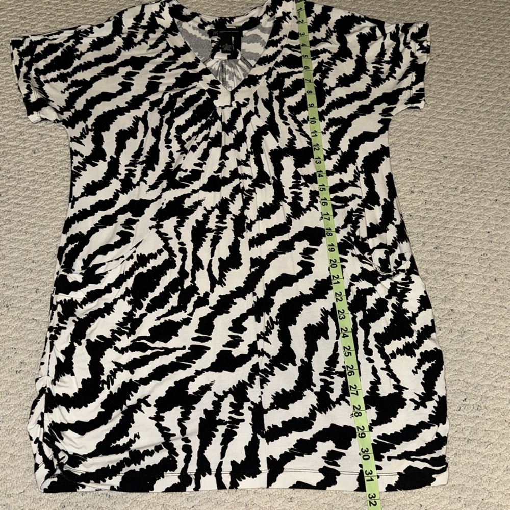INC International Concepts Black and White Zebra 🦓 Ruched Short Sleeve Tunic Top - Picture 5 of 10